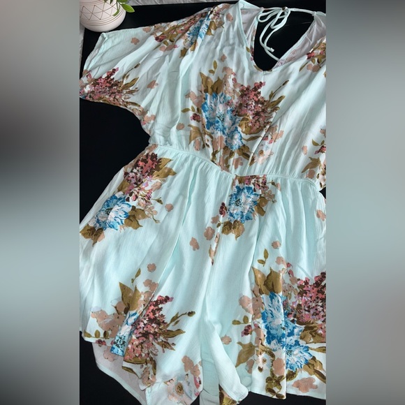 white birch Pants - White Birch Blue Floral V-Neck Tie Back Romper Size Large EUC